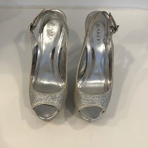 SILVER GLITTER STRAP PUMP